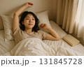 日本人女性 朝 ベッドで目覚める 131845728
