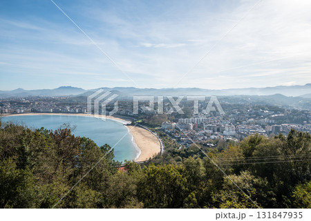 モンテ・イグエルドの展望台から見えるサンセバスチャンの山々と街並み 131847935