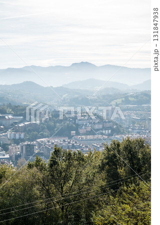 モンテ・イグエルドの展望台から見えるサンセバスチャンの山々と街並み 131847938