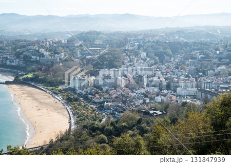 モンテ・イグエルドの展望台から見えるサンセバスチャンの山々と街並み 131847939