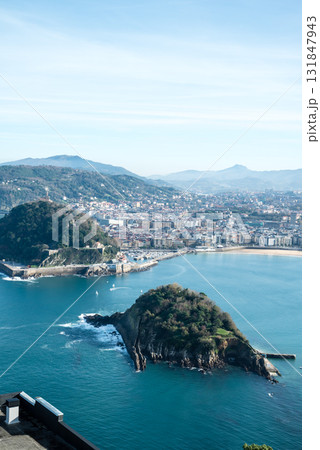 モンテ・イグエルドの展望台から見えるサンセバスチャンの山々と街並み 131847943