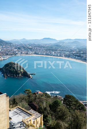 モンテ・イグエルドの展望台から見えるサンセバスチャンの山々と街並み モンテ・イグエルドの展望台から見えるサンセバスチャンの山々と街並み 131847945
