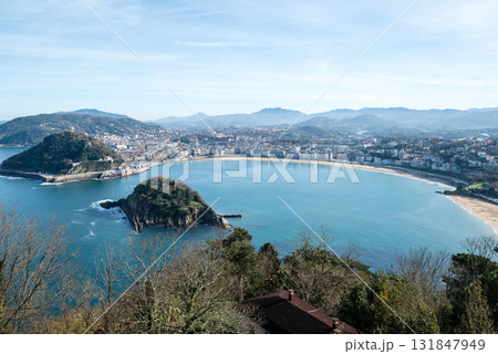 モンテ・イグエルドの展望台から見えるサンセバスチャンの山々と街並み 131847949