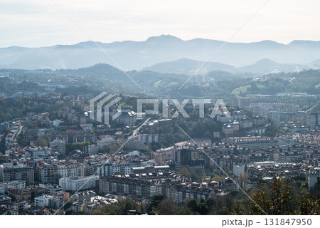 モンテ・イグエルドの展望台から見えるサンセバスチャンの山々と街並み 131847950