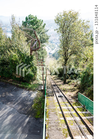 一直線に伸びるケーブルカーの線路と遠くに見える街並み サンセバスチャンのモンテ・イグエルドの頂上から 一直線に伸びるケーブルカーの線路と遠くに見える街並み サンセバスチャンのモンテ・イグエルドの頂上から 131848114