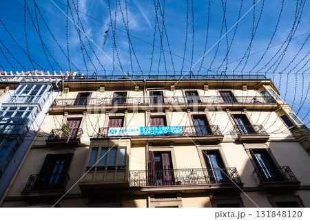 真っ青な空の下の歴史的な建物　スペインのサンセバスチャンの街並み 131848120