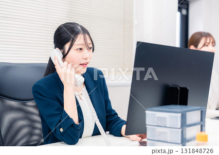 オフィスでにこやかに電話対応をするビジネスウーマン 131848726