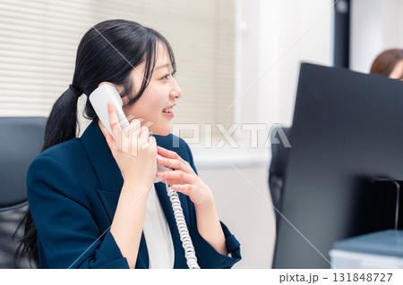 オフィスでにこやかに電話対応をするビジネスウーマン 131848727