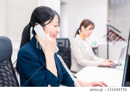 オフィスでにこやかに電話対応をするビジネスウーマン 131848730