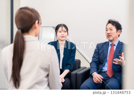 オフィスで楽しく会話をする中年男性とビジネスウーマン 131848753