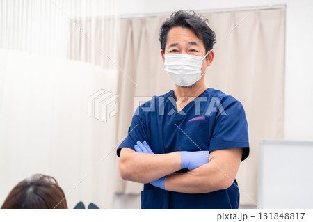 中年のデンタルクリニックの男性ドクター 131848817