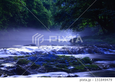 霧に包まれた幻想的な滝 霧に包まれた幻想的な滝 131849479