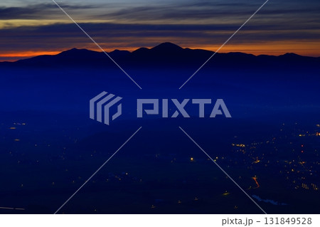 岩手県遠野市　夜明けの風景 131849528