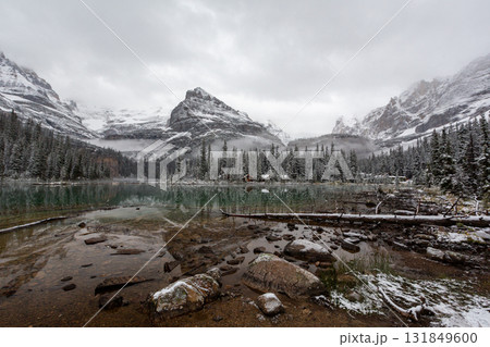 冬のオハラ湖と雪化粧のシャファー山 冬のオハラ湖と雪化粧のシャファー山 131849600