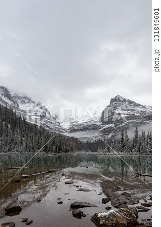 雪山と湖の静かな冬景色_縦 131849601