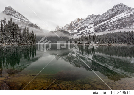 静寂のオハラ湖と雪山のリフレクション 131849636