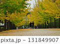 イチョウ並木と二人 131849907