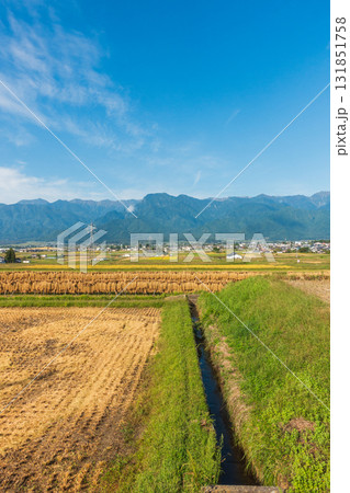 稲架掛けと有明山【北安曇郡池田町】 131851758
