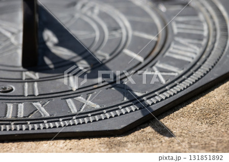日時計が指し示す時計 131851892