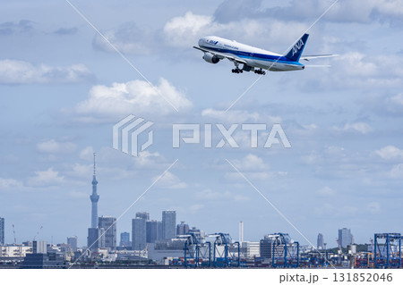 羽田空港の風景　離陸中の飛行機と東京スカイツリー　東京都大田区 131852046