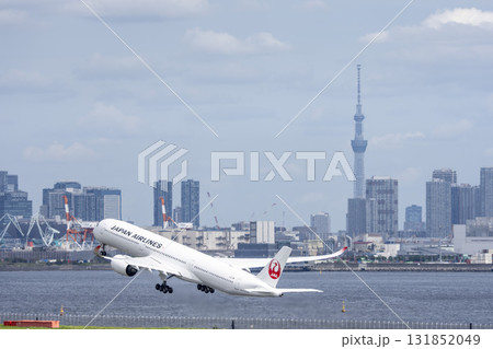 羽田空港の風景　離陸中の飛行機と東京スカイツリー　東京都大田区 131852049
