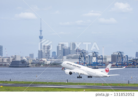 羽田空港の風景　離陸中の飛行機と東京スカイツリー　東京都大田区 131852052