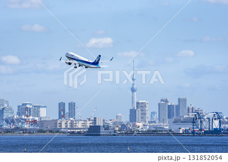 羽田空港の風景　離陸中の飛行機と東京スカイツリー　東京都大田区 131852054