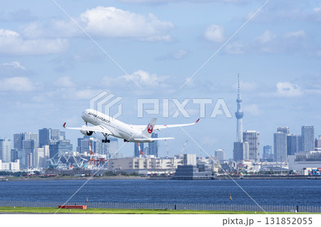 羽田空港の風景 離陸中の飛行機と東京スカイツリー 東京都大田区 羽田空港の風景 離陸中の飛行機と東京スカイツリー 東京都大田区 131852055