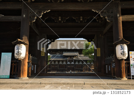 東寺さん　早朝の静けさに包まれる南大門2 131852173