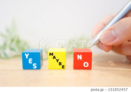 青・黄・赤のブロックで表現したYES、MAYBE、NOの選択肢イメージ。 131852457