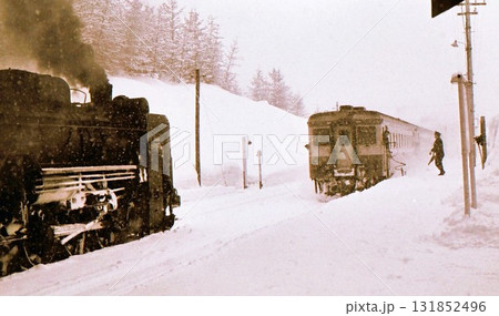 昭和45年　D51とキハ22の列車交換　函館本線　銀山駅　北海道　記録写真 131852496
