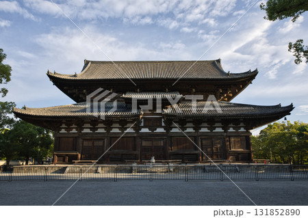 東寺さん 早朝の静寂に包まれる境内と金堂(国宝)5 東寺さん 早朝の静寂に包まれる境内と金堂(国宝)5 131852890