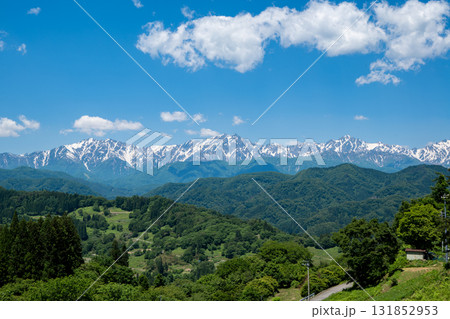 快晴の空、残雪の北アルプス　長野県白馬村 131852953