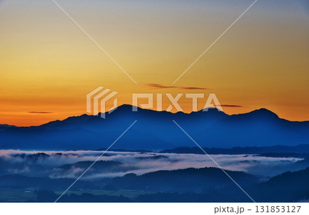 雲海朝焼けの越後三山夜明け 131853127