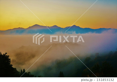 雲海朝焼けの越後三山夜明け 131853132