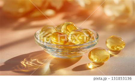 ガラスの器に入ったサプリメントカプセル。午後の日差しのような光と影が美しい。 ガラスの器に入ったサプリメントカプセル。午後の日差しのような光と影が美しい。 131853136