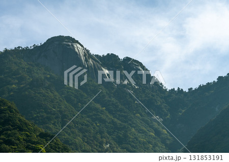 朝日に映える岩山 世界自然遺産屋久島(春 朝日に映える岩山 世界自然遺産屋久島(春 131853191