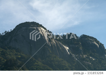 朝日に映える花崗岩の岩山　世界自然遺産屋久島(春 131853204