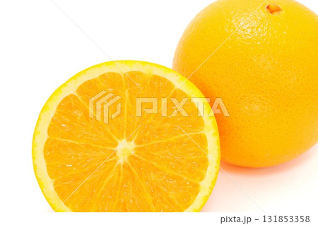 オレンジ　柑橘類　カット　断面　明るい背景 131853358