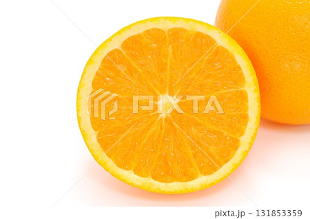 オレンジ　柑橘類　カット　断面　明るい背景 131853359