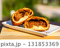 アウトドアで食べるカレーパン 131853369