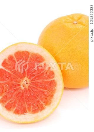 グレープフルーツ　カット　断面　明るい背景　赤肉 131853388