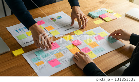 付箋付きの書類を並べる手元 付箋付きの書類を並べる手元 131853535