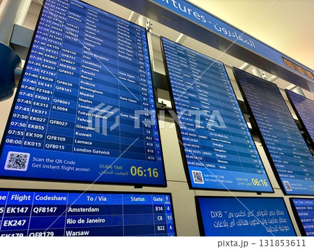 ドバイ国際空港の案内表示 ドバイ国際空港の案内表示 131853611