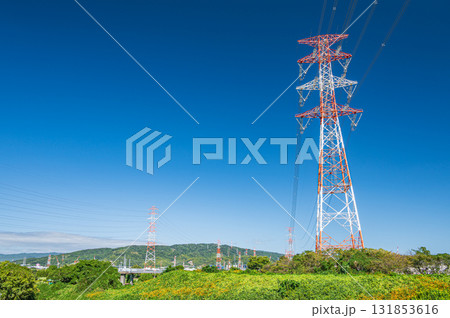 淀川河川敷風景　そびえ立つ鉄塔　大阪府枚方市 131853616