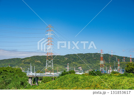 淀川河川敷風景 そびえ立つ鉄塔 大阪府枚方市 淀川河川敷風景 そびえ立つ鉄塔 大阪府枚方市 131853617