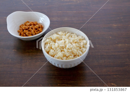 テーブル背景の玄米ご飯と納豆 131853867
