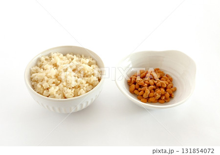 白背景の玄米ご飯と納豆 131854072