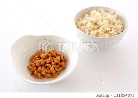 白背景の玄米ご飯と納豆 白背景の玄米ご飯と納豆 131854073
