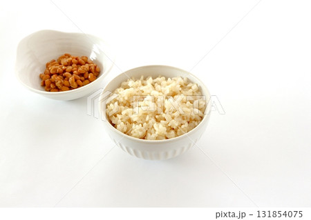白背景の玄米ご飯と納豆 白背景の玄米ご飯と納豆 131854075